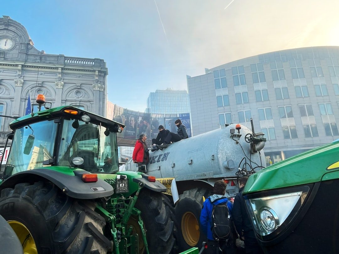 Tracteurs en manifestation dans une rue de Metz